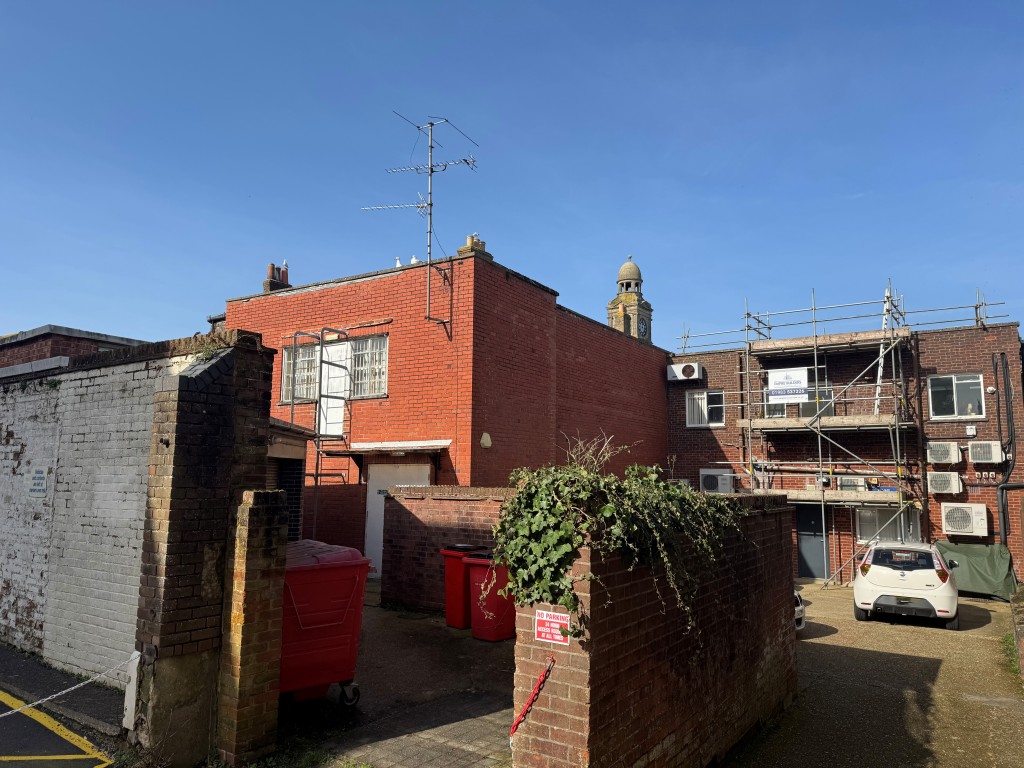 Lot: 87 - FREEHOLD COMMERCIAL INVESTMENT WITH POTENTIAL FOR ADDITIONAL DEVELOPMENT - Rear of property
